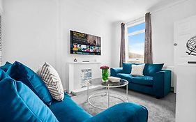 Recently Renovated 3 Bedroom House - Parking - Garden - Excellent Location - Top Rated - 181A